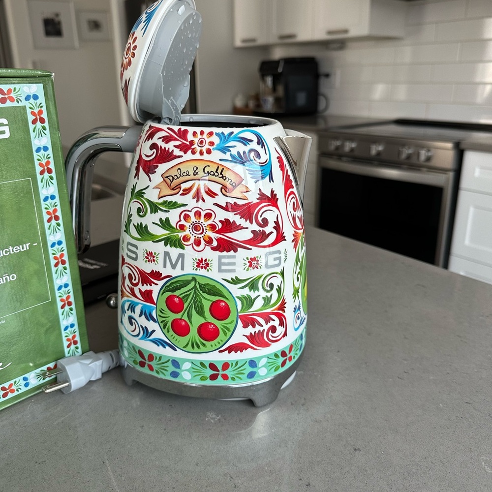 Smeg | 50s Style Fixed-Temp Kettle
- Dolce & Gabbana Edition - Picture 6 of 8